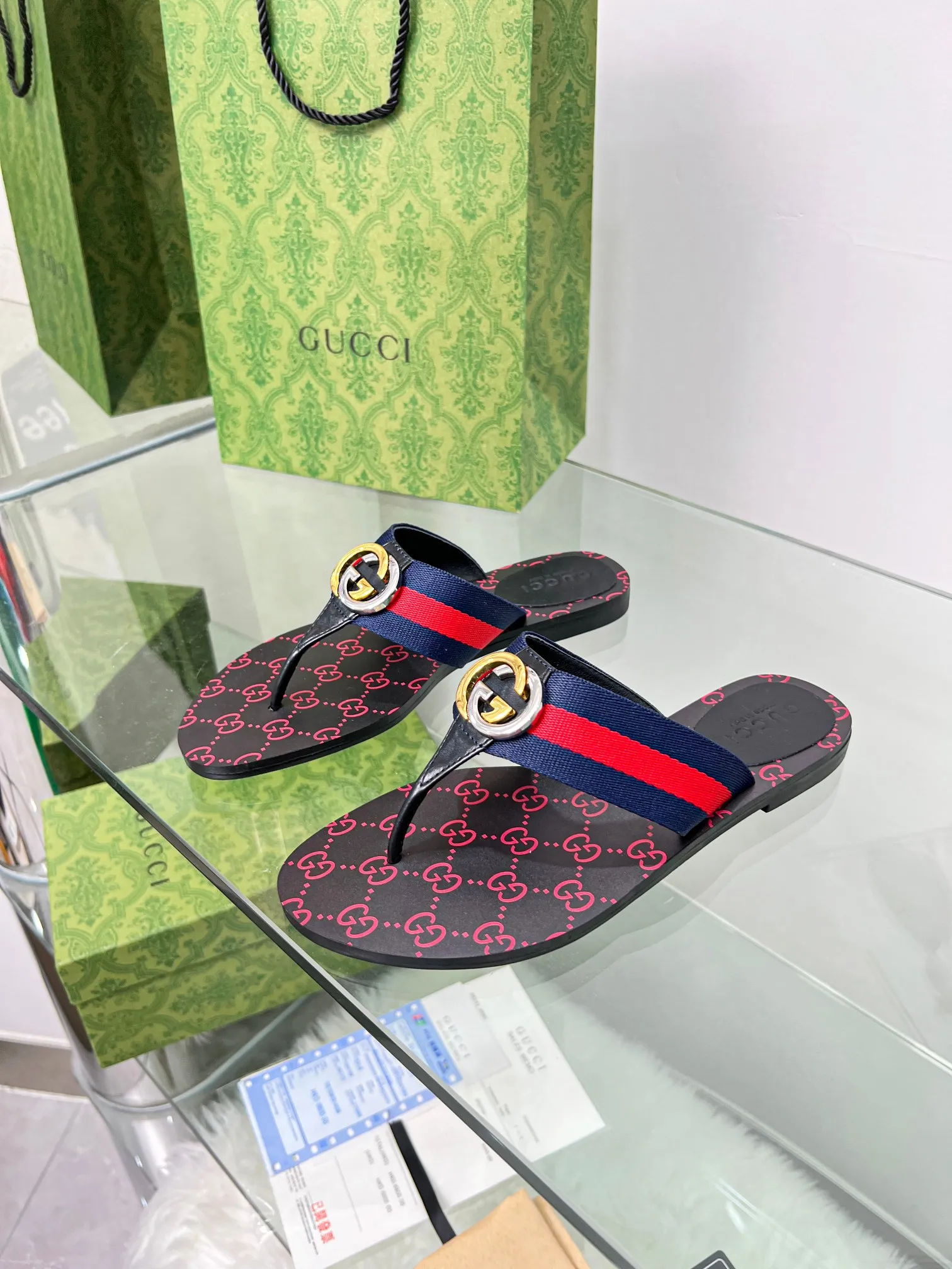 👟👟Ex-factory price 280👟👟 Gucci·Gucci💗 Classic flip-flops.  This is an amazing shoe, a luxury brand loved by celebrities and Internet celebrities😼The original hardware of the counter is gold and silver with double G buckles. 1:1 reproduction purely handmade.  German technology 3D printing logo.  Number of yards 35-45